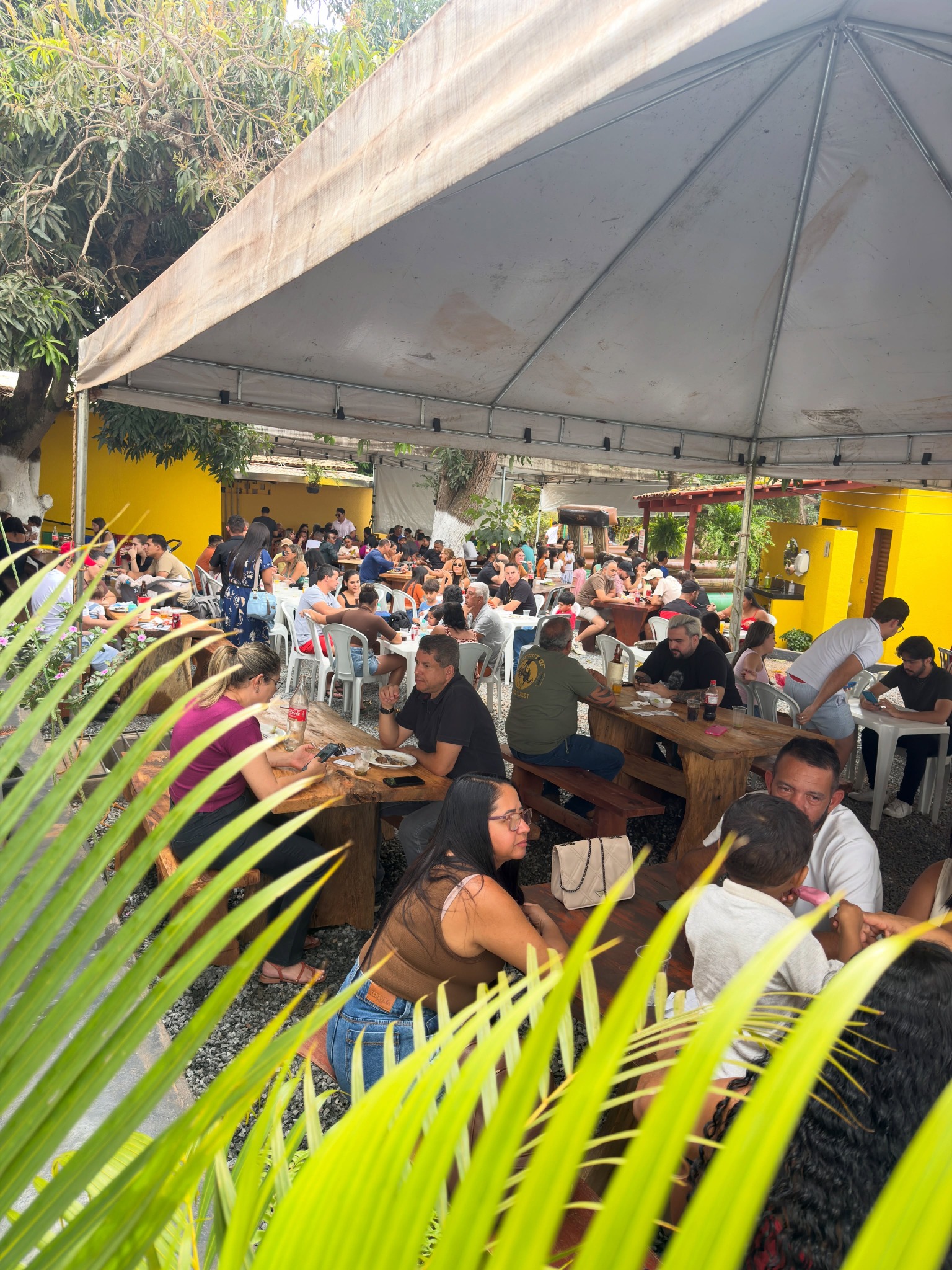 Famílias reunidas nas mesas do restaurante Boizão