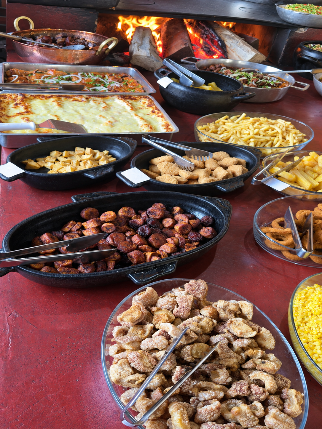Buffet do Boizão com panelas de comida caipira no fogão